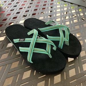 Teva sandals like new